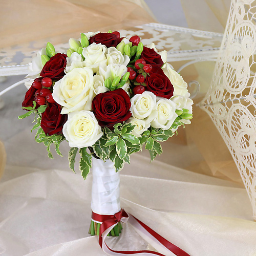 

БУКЕТ МАРКЕТ ДАРИТЕ С УДОВОЛЬСТВИЕМ Букет невесты из фрезии и кустовых роз, Букет невесты из фрезии и кустовых роз