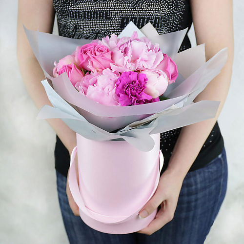 

БУКЕТ МАРКЕТ ДАРИТЕ С УДОВОЛЬСТВИЕМ Композиция из розовых пионов и гвоздик в шляпной коробке, Композиция из розовых пионов и гвоздик в шляпной коробке