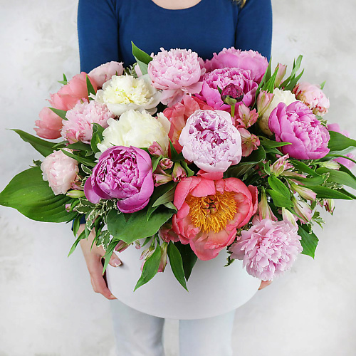 

БУКЕТ МАРКЕТ ДАРИТЕ С УДОВОЛЬСТВИЕМ Композиция из пионов, альстромерий в коробке, Композиция из пионов, альстромерий в коробке