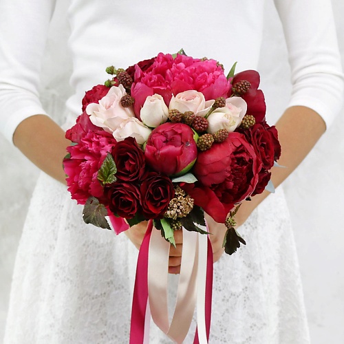 

БУКЕТ МАРКЕТ ДАРИТЕ С УДОВОЛЬСТВИЕМ Букет из красных пионов и кустовых роз, Букет из красных пионов и кустовых роз