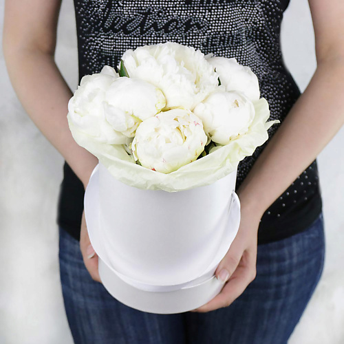 

БУКЕТ МАРКЕТ ДАРИТЕ С УДОВОЛЬСТВИЕМ Композиция из 7 белых пионов в шляпной коробке, Композиция из 7 белых пионов в шляпной коробке