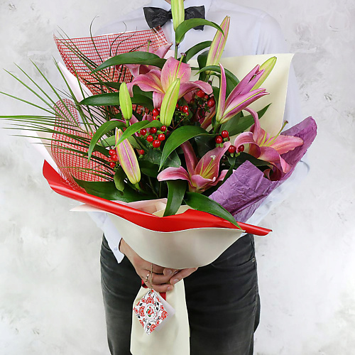 

БУКЕТ МАРКЕТ ДАРИТЕ С УДОВОЛЬСТВИЕМ Букет из восточных лилий и гиперикума, Букет из восточных лилий и гиперикума