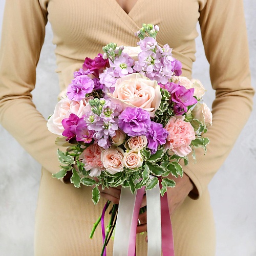 

БУКЕТ МАРКЕТ ДАРИТЕ С УДОВОЛЬСТВИЕМ Букет из роз, маттиол, гвоздик и фрезий, Букет из роз, маттиол, гвоздик и фрезий