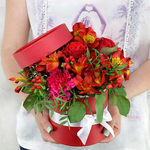 

БУКЕТ МАРКЕТ ДАРИТЕ С УДОВОЛЬСТВИЕМ Композиция из роз, гиперикума и альстромерий в шляпной коробке, Композиция из роз, гиперикума и альстромерий в шляпной коробке