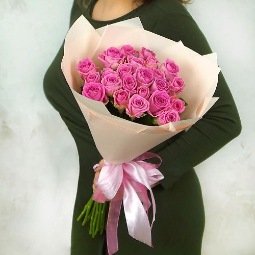 

БУКЕТ МАРКЕТ ДАРИТЕ С УДОВОЛЬСТВИЕМ 25 розовых роз в упаковке Россия 60 см., 25 розовых роз в упаковке Россия 60 см.