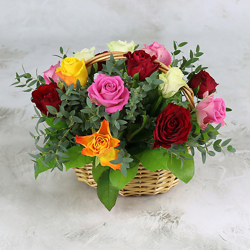 

БУКЕТ МАРКЕТ ДАРИТЕ С УДОВОЛЬСТВИЕМ 15 разноцветных роз в корзине, Кения, 15 разноцветных роз в корзине, Кения