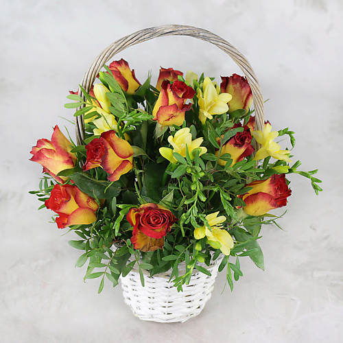 

БУКЕТ МАРКЕТ ДАРИТЕ С УДОВОЛЬСТВИЕМ Композиция из 15 желто-красных роз, фрезии и фисташки в корзине, Композиция из 15 желто-красных роз, фрезии и фисташки в корзине