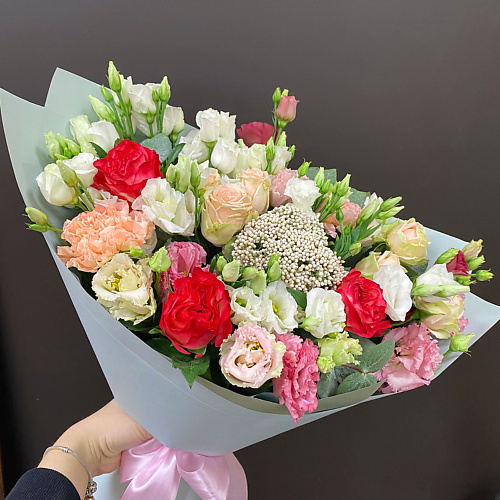 

БУКЕТ МАРКЕТ ДАРИТЕ С УДОВОЛЬСТВИЕМ Букет из озотамнуса, роз и лизиантусов, Букет из озотамнуса, роз и лизиантусов