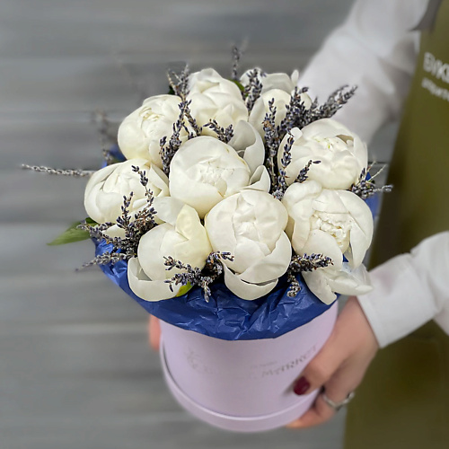 

БУКЕТ МАРКЕТ ДАРИТЕ С УДОВОЛЬСТВИЕМ Композиция в шляпной коробке из пионов и лаванды, Композиция в шляпной коробке из пионов и лаванды