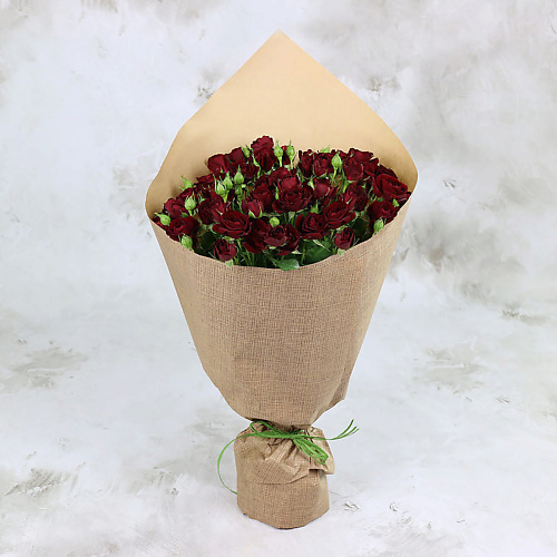 

БУКЕТ МАРКЕТ ДАРИТЕ С УДОВОЛЬСТВИЕМ Букет из 15 бордовых кустовых роз в крафте, Букет из 15 бордовых кустовых роз в крафте