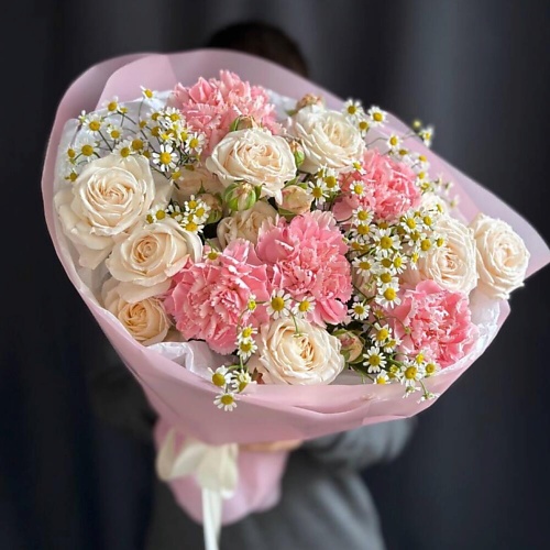 

CHALET GREEN Букет из пионовидной розы, розовых диантусов и мелкой ромашки, Букет из пионовидной розы, розовых диантусов и мелкой ромашки