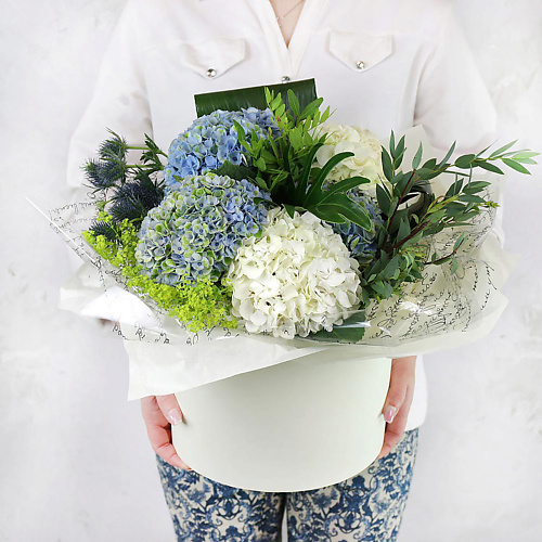 

БУКЕТ МАРКЕТ ДАРИТЕ С УДОВОЛЬСТВИЕМ Композиция из гортензий, альхемилл и эрингиума в шляпной коробке, Композиция из гортензий, альхемилл и эрингиума в шляпной коробке