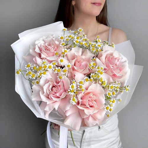 

MERSI FLOWERS Нежный букет французская роза и голландская ромашка матрикария, Нежный букет французская роза и голландская ромашка матрикария