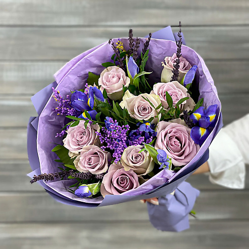 

БУКЕТ МАРКЕТ ДАРИТЕ С УДОВОЛЬСТВИЕМ Букет из роз, ирисов и солидаго, Букет из роз, ирисов и солидаго