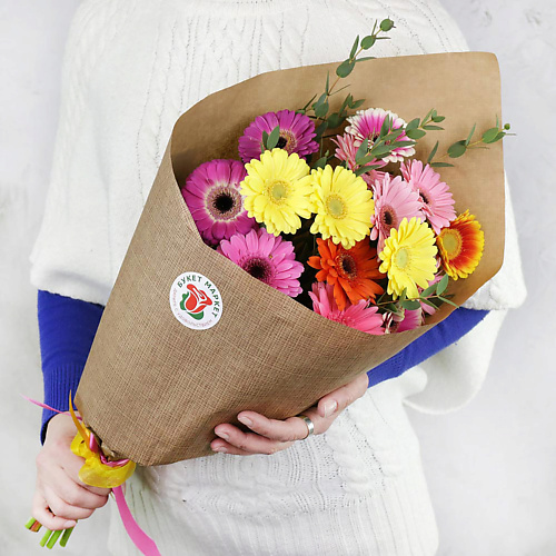 

БУКЕТ МАРКЕТ ДАРИТЕ С УДОВОЛЬСТВИЕМ Букет из 15 минигербер и эвкалипта в крафте, Букет из 15 минигербер и эвкалипта в крафте