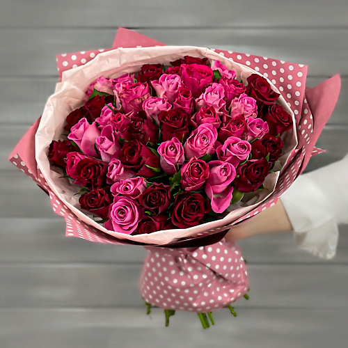 

БУКЕТ МАРКЕТ ДАРИТЕ С УДОВОЛЬСТВИЕМ Букет из красных и розовых роз Кения 40 см., Букет из красных и розовых роз Кения 40 см.