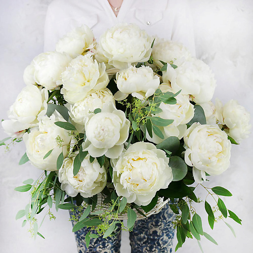 

БУКЕТ МАРКЕТ ДАРИТЕ С УДОВОЛЬСТВИЕМ Композиция из пионов и листьев эвкалипта в плетеной корзине, Композиция из пионов и листьев эвкалипта в плетеной корзине