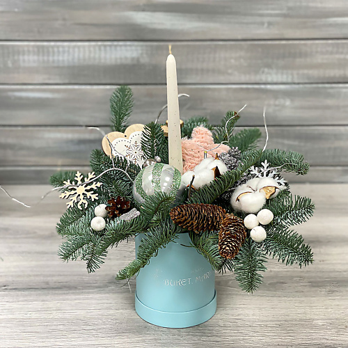 

БУКЕТ МАРКЕТ ДАРИТЕ С УДОВОЛЬСТВИЕМ Новогодняя композиция в шляпной коробке, Новогодняя композиция в шляпной коробке