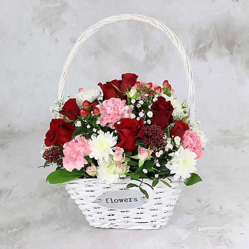 

БУКЕТ МАРКЕТ ДАРИТЕ С УДОВОЛЬСТВИЕМ Композиция из красных роз, гиперикума и гвоздики, Композиция из красных роз, гиперикума и гвоздики