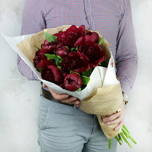 

БУКЕТ МАРКЕТ ДАРИТЕ С УДОВОЛЬСТВИЕМ Букет из 11 бордовых пионов в упаковке, Букет из 11 бордовых пионов в упаковке