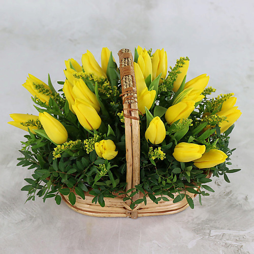 

БУКЕТ МАРКЕТ ДАРИТЕ С УДОВОЛЬСТВИЕМ 25 желтых тюльпанов в корзине, 25 желтых тюльпанов в корзине