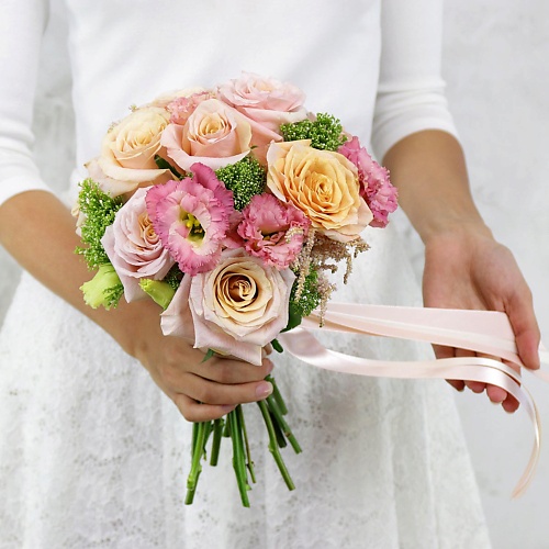 

БУКЕТ МАРКЕТ ДАРИТЕ С УДОВОЛЬСТВИЕМ Букет из роз, астильбы и лизиантуса, Букет из роз, астильбы и лизиантуса