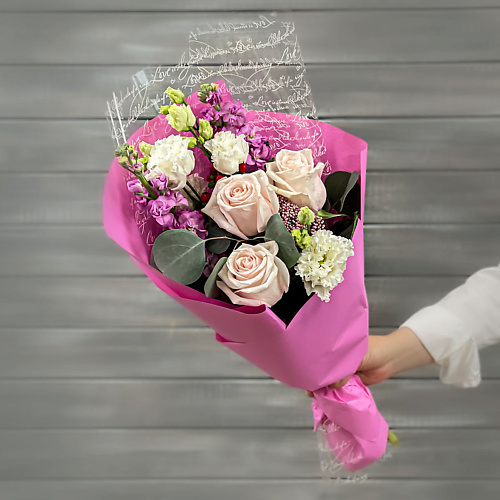 

БУКЕТ МАРКЕТ ДАРИТЕ С УДОВОЛЬСТВИЕМ Букет из роз, эустом и маттиолы, Букет из роз, эустом и маттиолы