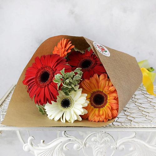 

БУКЕТ МАРКЕТ ДАРИТЕ С УДОВОЛЬСТВИЕМ Букет из 5 гербер и листьев питтоспорума в крафте, Букет из 5 гербер и листьев питтоспорума в крафте