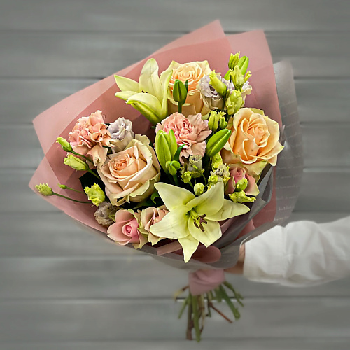 

БУКЕТ МАРКЕТ ДАРИТЕ С УДОВОЛЬСТВИЕМ Букет из лизиантусов, роз и лилий, Букет из лизиантусов, роз и лилий