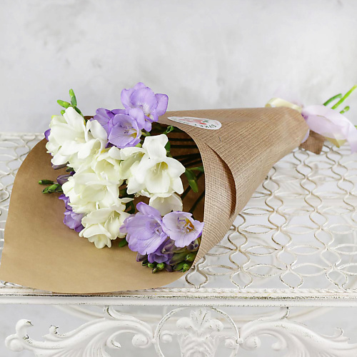 

БУКЕТ МАРКЕТ ДАРИТЕ С УДОВОЛЬСТВИЕМ Букет из 11 фрезий в крафте, Букет из 11 фрезий в крафте