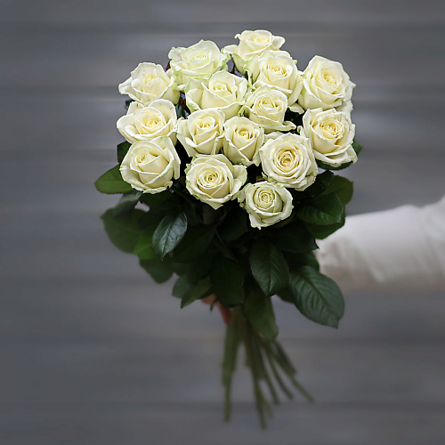 Букет живых цветов БУКЕТ МАРКЕТ ДАРИТЕ С УДОВОЛЬСТВИЕМ Букет из 15 белых роз (Россия) с лентой 50 см