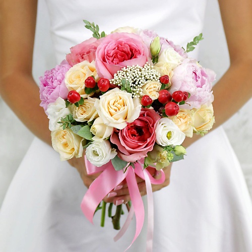 

БУКЕТ МАРКЕТ ДАРИТЕ С УДОВОЛЬСТВИЕМ Букет из роз, пионов, гиперикума и эвкалипта, Букет из роз, пионов, гиперикума и эвкалипта