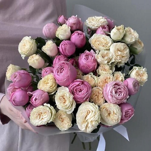 

CHALET GREEN 15 пионовидных кустовых роз в дизайнерской упаковке, 15 пионовидных кустовых роз в дизайнерской упаковке