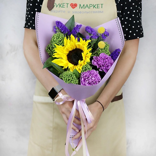 

БУКЕТ МАРКЕТ ДАРИТЕ С УДОВОЛЬСТВИЕМ Букет из гвоздик, подсолнуха и скиммии, Букет из гвоздик, подсолнуха и скиммии