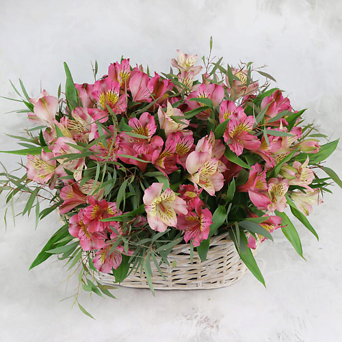 

БУКЕТ МАРКЕТ ДАРИТЕ С УДОВОЛЬСТВИЕМ Композиция из розовых альстромерий и эвкалипта в корзине, Композиция из розовых альстромерий и эвкалипта в корзине