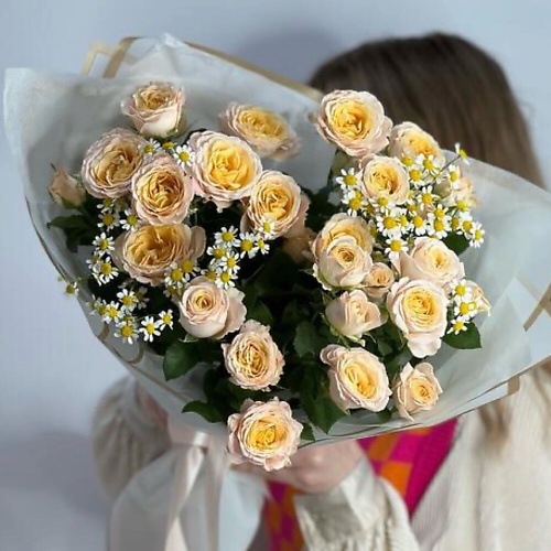 

CHALET GREEN Букет из пионовидных кустовых роз и танацетума, Букет из пионовидных кустовых роз и танацетума