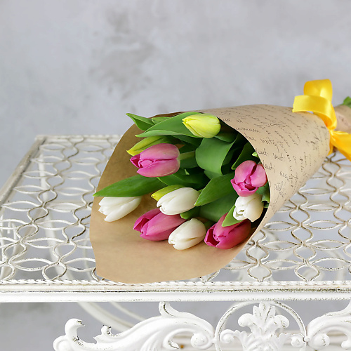 

БУКЕТ МАРКЕТ ДАРИТЕ С УДОВОЛЬСТВИЕМ Букет из 11 разноцветных тюльпанов в крафте, Букет из 11 разноцветных тюльпанов в крафте