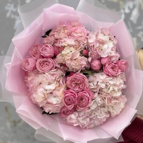 

CHALET GREEN Букет «Любимой» из гортензии с кустовыми розами, Букет «Любимой» из гортензии с кустовыми розами