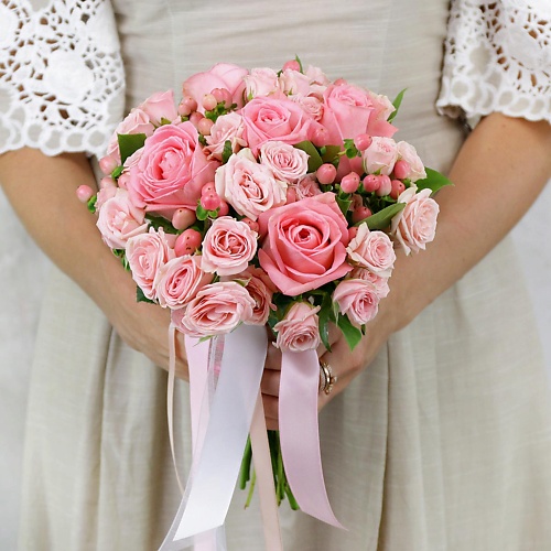 

БУКЕТ МАРКЕТ ДАРИТЕ С УДОВОЛЬСТВИЕМ Букет из роз, гиперикума и салала, Букет из роз, гиперикума и салала