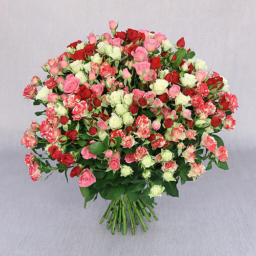

БУКЕТ МАРКЕТ ДАРИТЕ С УДОВОЛЬСТВИЕМ Букет из 51 белой, красной и розовой кустовой розы, Букет из 51 белой, красной и розовой кустовой розы