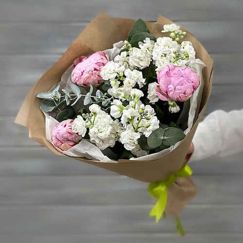 

БУКЕТ МАРКЕТ ДАРИТЕ С УДОВОЛЬСТВИЕМ Букет из розовых пионов и белых маттиол, Букет из розовых пионов и белых маттиол