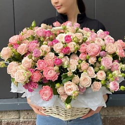Шикарна большая корзина с кустовыми премиальными розами