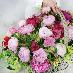 Композиция из пионов, кустовых роз в корзине