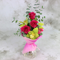 Букет из роз и желтых орхидей в упаковке