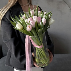 25 розовых и белых тюльпанов в вазе