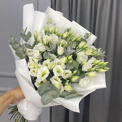 Нежный букет из белой эустомы (лизиантус) с эвкалиптом