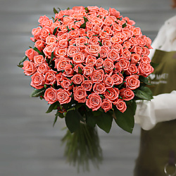 Букет из 101 коралловой розы (Россия) с лентой 60 см