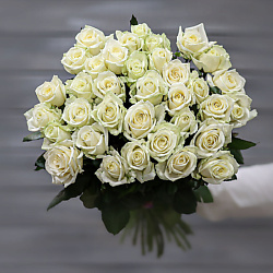Букет из 35 белых роз (Россия) с лентой 60 см