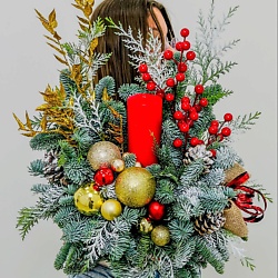 Новогодняя композиция из хвои со свечой и декором Рождественское утро