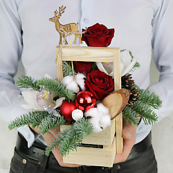 Новогодняя композиция из ёлки, роз, орхидей и хлопка с вставками